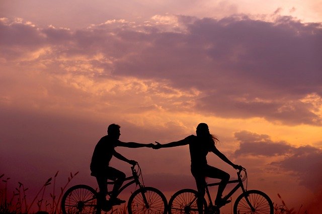 Dvojice na jízdních kolech