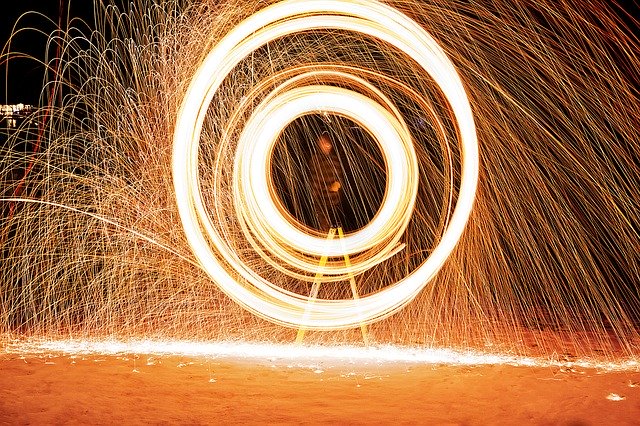 Ohňová show ve tvaru kruhu